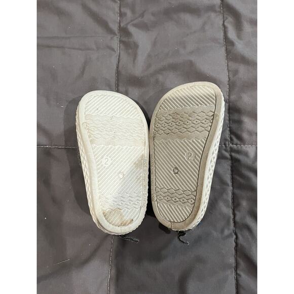 Cute Toddler Shark Shoes Sneakers Sz 2 Great for Vacation or Back To School - Picture 2 of 7